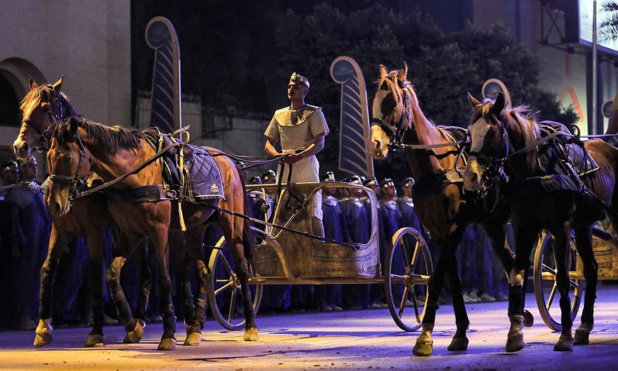 Até bigas puxadas por cavalos foram usadas no Desfile Dourado dos Faraós, na cidade do Cairo, no Egito Foto: MAHMOUD KHALED / AFP