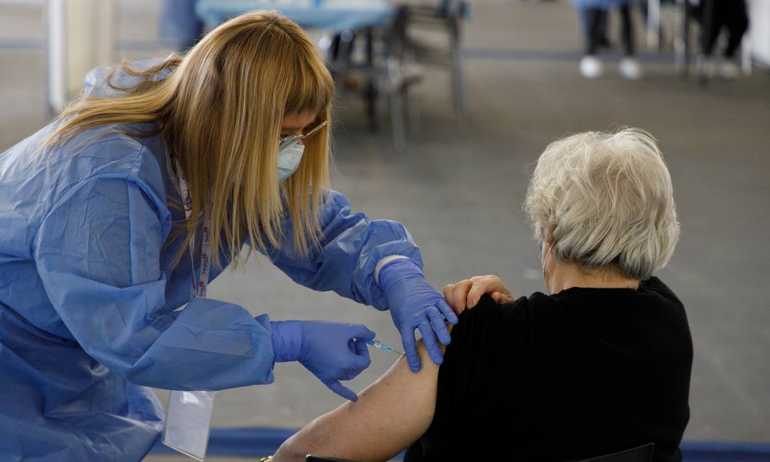 A woman receives an injection with a dose of AstraZeneca COVID-19 vaccine, at a vaccination centre in Zagreb Fair hall, amid the outbreak of coronavirus disease (COVID-19), Croatia, April 7, 2021. REUTERS/Antonio Bronic Foto: ANTONIO BRONIC / REUTERS