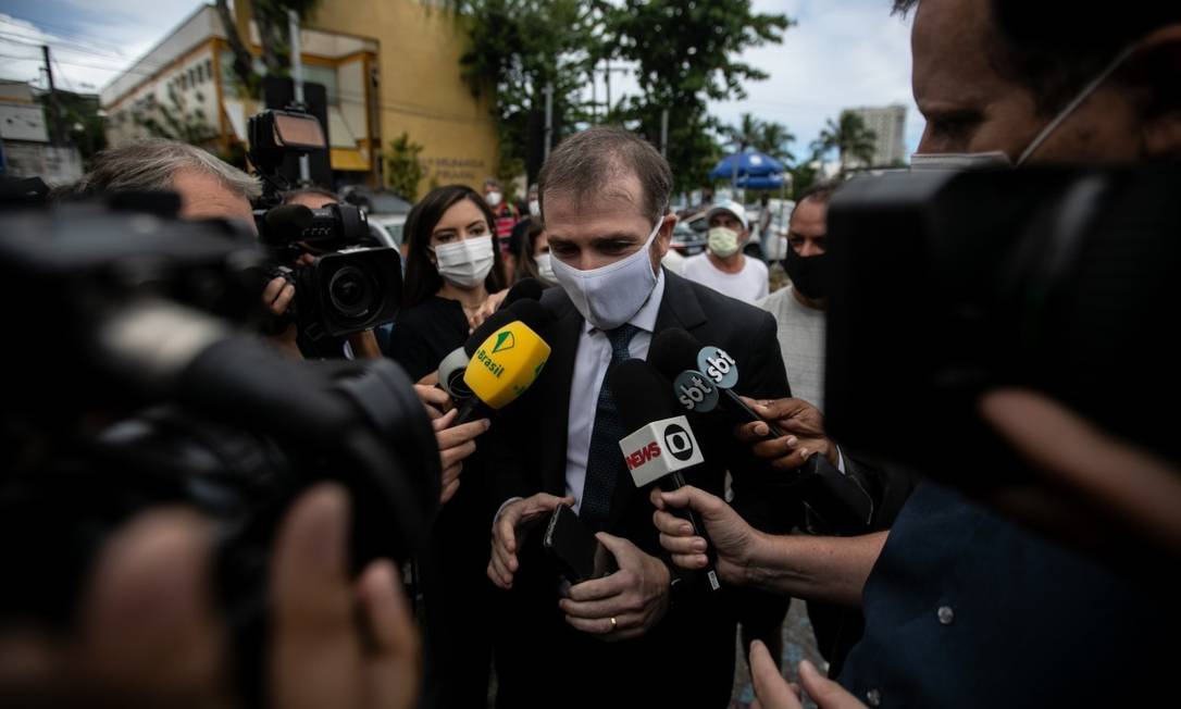 André França atendeu a imprensa na saída da delegacia onde Dr. Jairinho e Monique Medeiros foram interrogados Foto: O Globo
