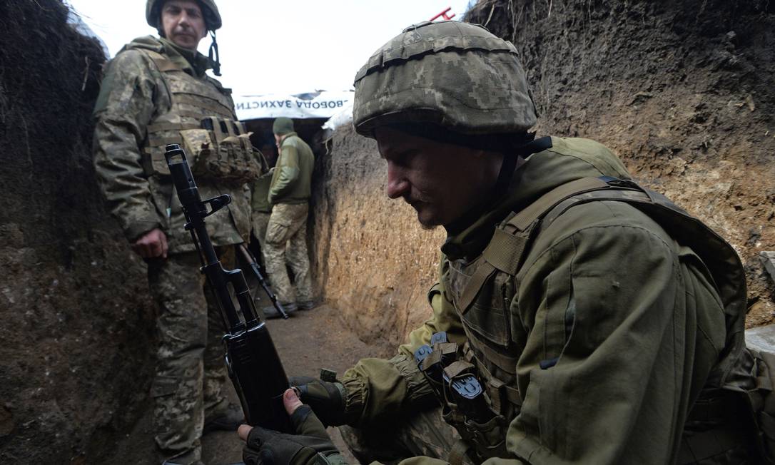 Militares ucranianos em trincheira próxima à linha que marca os territórios controlados pela Ucrânia e por separatistas no Leste do país Foto: OLEKSANDR KLYMENKO / REUTERS