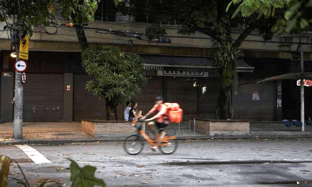 Rua Dias Ferreira, no Leblon, com bares e restaurantes fechados neste primeiro domingo de restrição Foto: Alexandre Cassiano / O Globo