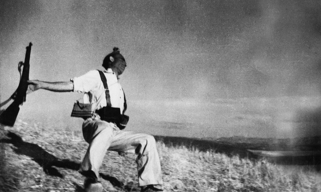 'O instante da morte', registro feito por Robert Capa na Guerra Civil Espanhola em 1936, é uma das imagens clássicas reunidas por Serva no livro Foto: Robert Capa/International Center of Photography/Magnum Photos
