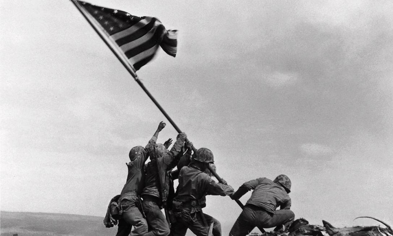 Fuzileiros americanos fixam a bandeira americana na ilha de Iwo Jima, em fevereiro de 1945 Foto: Joe Rosenthal/AP Photo