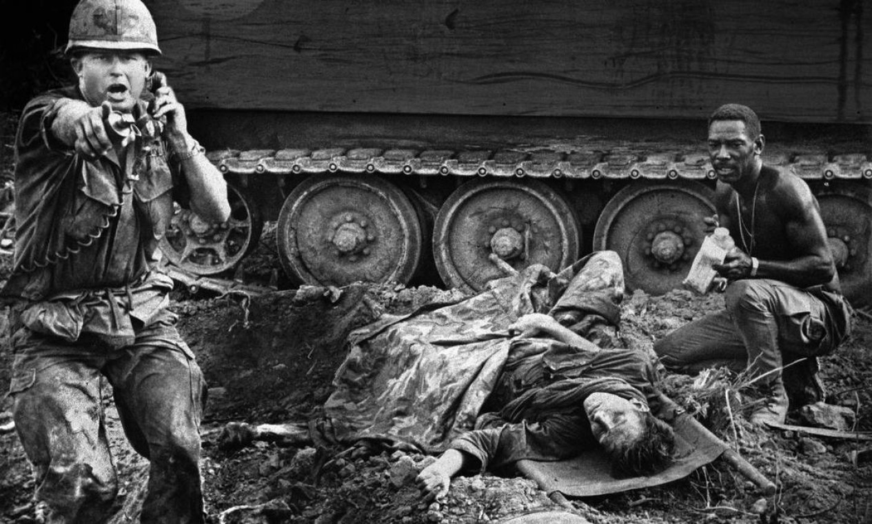 Militares americanos sob ataque vietcongue, em 1969 Foto: Oliver Noonan/AP