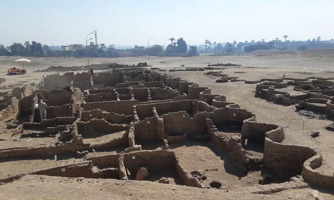 Expedição liderada pelo arqueólogo Zahi Hawass encontrou uma cidade que foi coberta pela areia há 3 mil anos no Egito Foto: Reprodução/Facebook Zahi Hawass