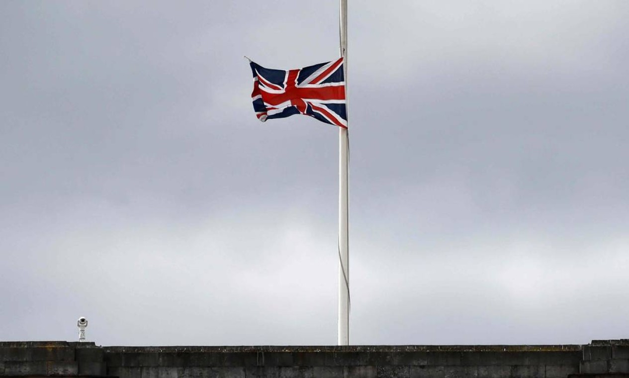 The Union Flag flies at half-mast atop Buckingham Palace in central London on April 9, 2021 after the announcement of the death of Britain's Prince Philip, Duke of Edinburgh. - Queen Elizabeth II's husband Prince Philip, who recently spent more than a month in hospital and underwent a heart procedure, died on April 9, 2021, Buckingham Palace announced. He was 99. (Photo by Tolga Akmen / AFP) Foto: TOLGA AKMEN / AFP