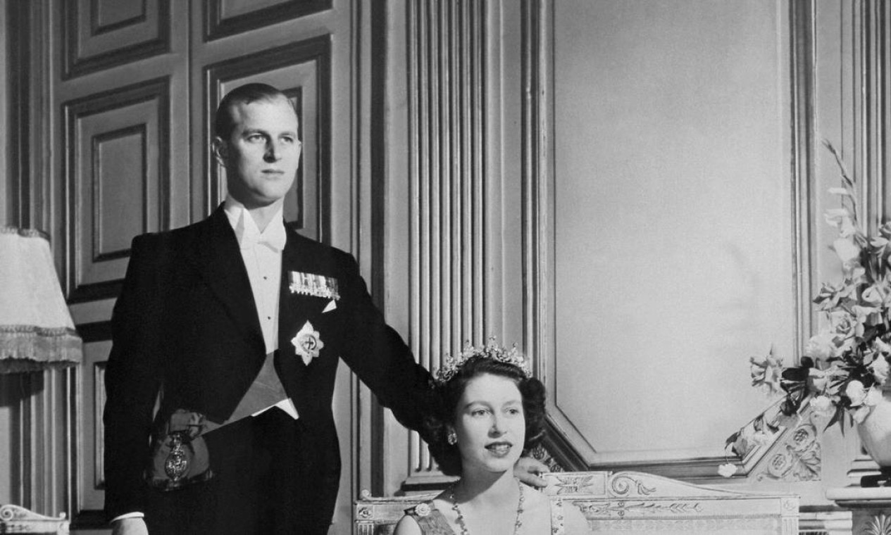 A Princesa Elizabeth da Grã-Bretanha (então futura Rainha Elizabeth II da Grã-Bretanha) e o Príncipe Philip da Grã-Bretanha, Duque de Edimburgo posam no Palácio de Buckingham, Londres, em 1948 Foto: - / AFP