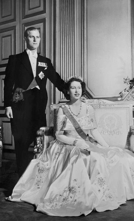 A ainda princesa Elizabeth da Grã-Bretanha (então futura Rainha Elizabeth II da Grã-Bretanha) e o Príncipe Philip da Grã-Bretanha, Duque de Edimburgo posam no Palácio de Buckingham, Londres, em 1948 Foto: - / AFP