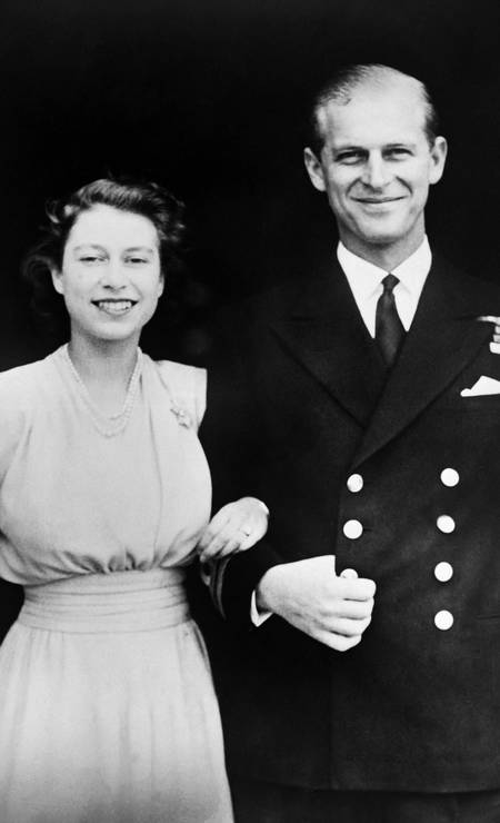 A ainda princesa Elizabeth e o príncipe Philip posam no dia do noivado, em julho de 1947, em frente ao Palácio de Buckingham Foto: - / AFP
