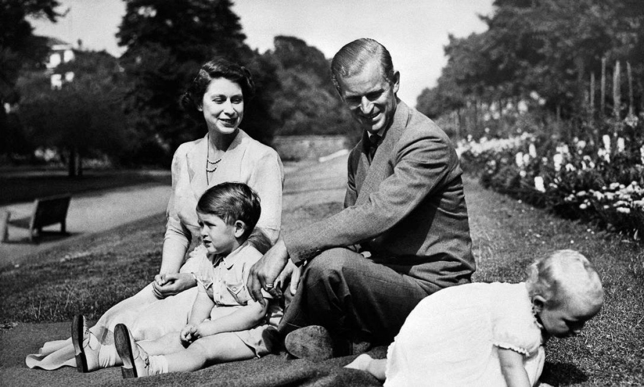 Rainha Elizabeth II, e seu marido Philip, duque de Edimburgo, com seus dois filhos Charles e a princesa Anne Foto: - / AFP