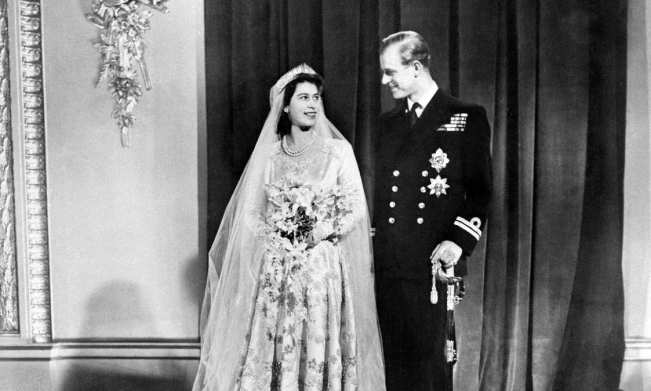 Nesta foto de arquivo tirada em 20 de novembro de 1947, a princesa britânica Elizabeth () e Philip, duque de Edimburgo, posam no dia do casamento no Palácio de Buckingham em Londres em 20 de novembro de 1947 Foto: - / AFP
