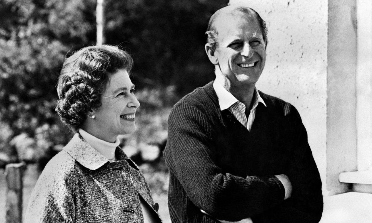 Neste arquivo, foto tirada em 31 de outubro de 1972, a Rainha Elizabeth e o Príncipe Philip, Duque de Edimburgo, posam no Castelo de Balmoral, perto da vila de Crathie em Aberdeenshire Foto: - / AFP