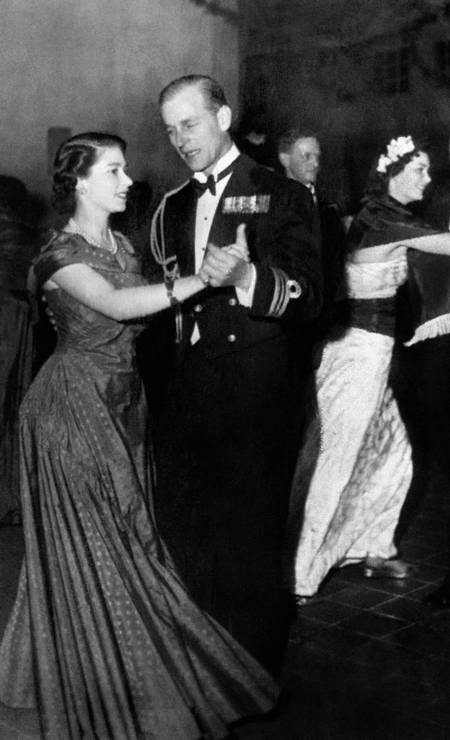 Elizabeth e Philip dançam samba durante um baile organizado pela Marinha Real em 1950, em La Valette Foto: - / AFP