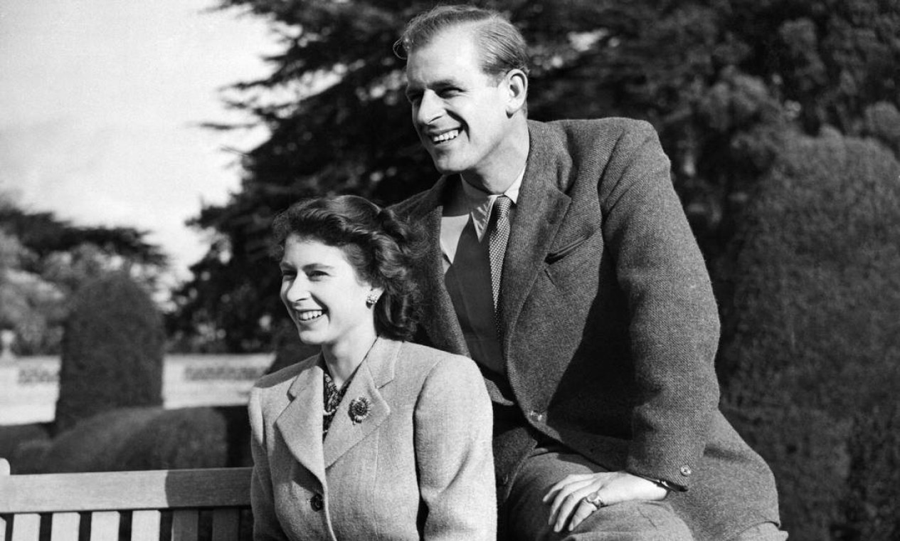 Elizabeth e Philip posam durante sua lua de mel, em 25 de novembro de 1947, na propriedade de Broadlands, Hampshire Foto: - / AFP