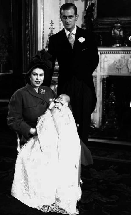 Rainha Elizabeth II e príncipe Phili em foto do batismo de seu primeiro filho, o príncipe Charles em dezembro de 1948