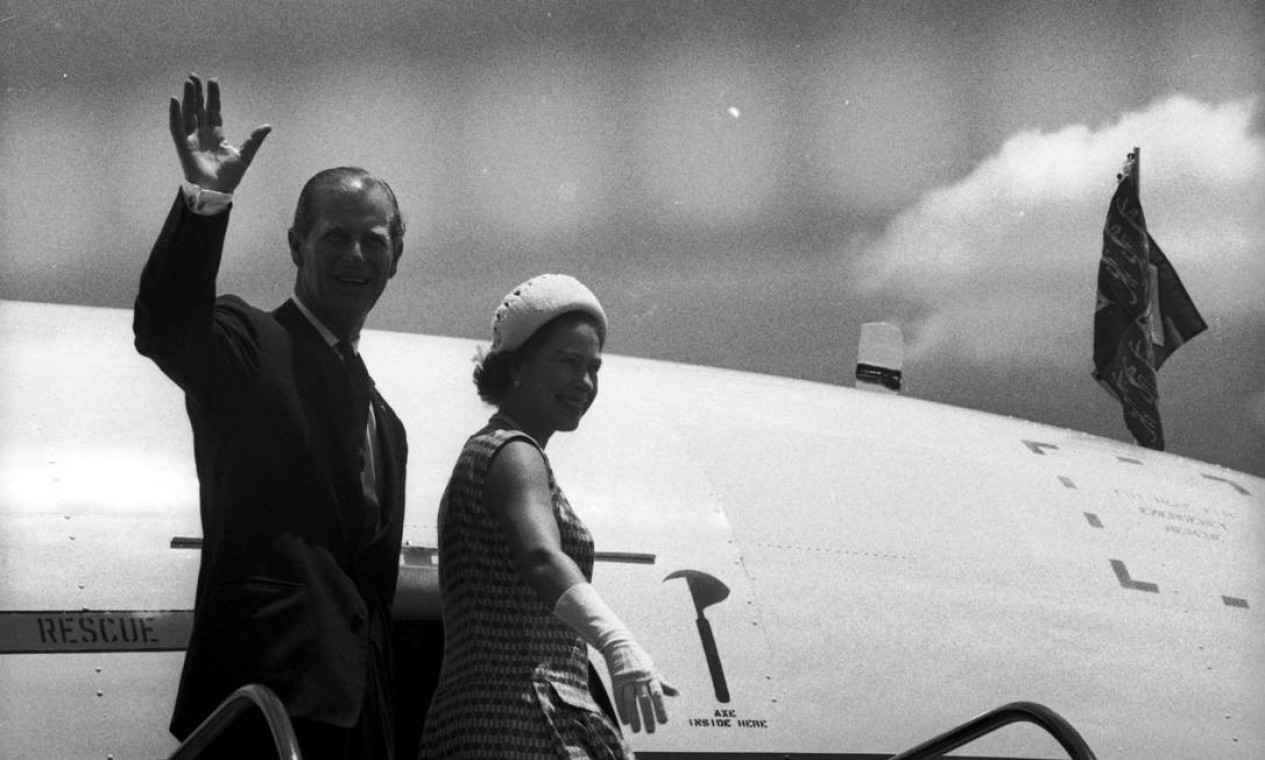 A Rainha e o Príncipe Philip embarcam de Brasília para o Rio de Janeiro Foto: Arquivo o Globo / Agência O Globo - 11/06/1968