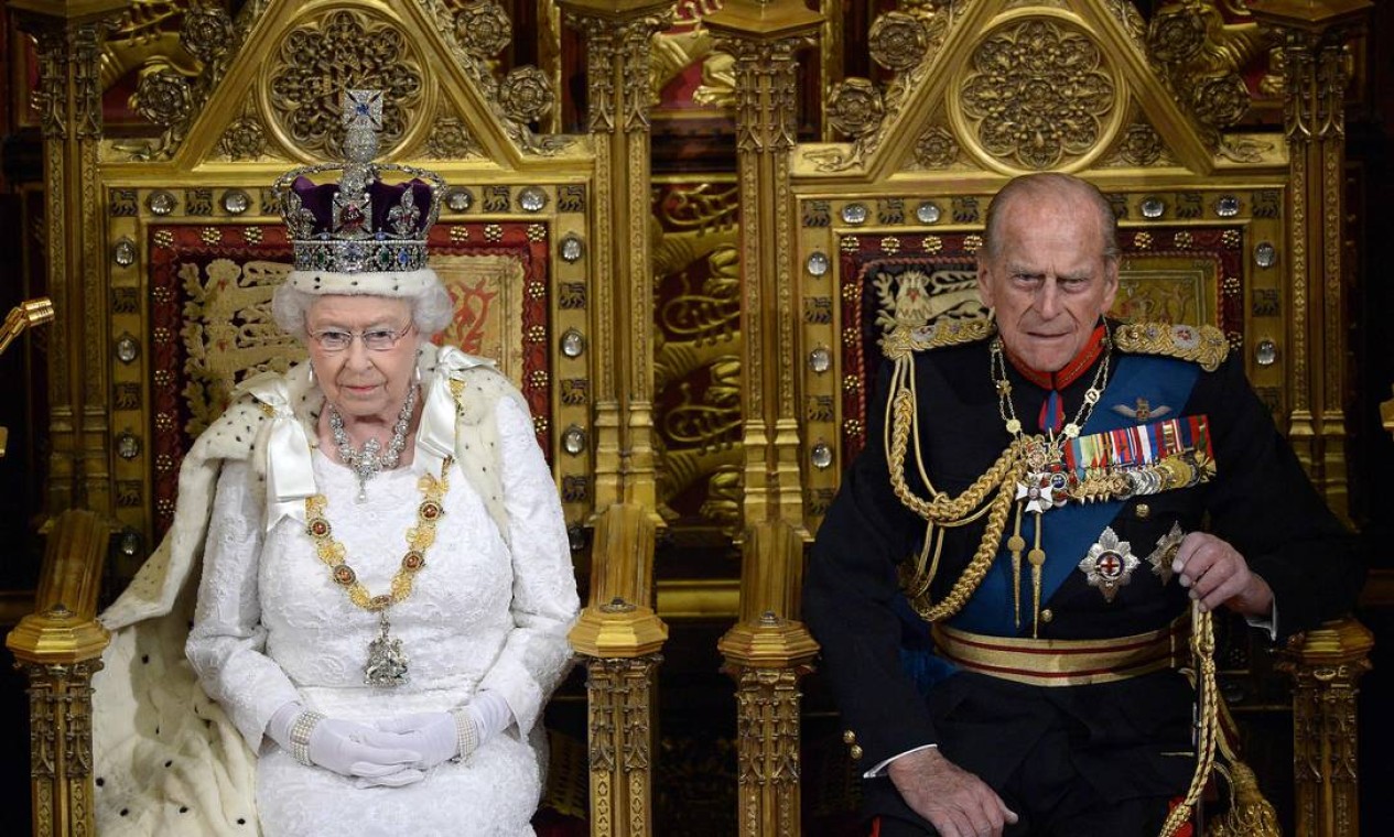 Rainha Elizabeth II e o príncipe Philip sentados no trono na Câmara dos Lordes em 4 de junho de 2014 Foto: CARL COURT / AFP