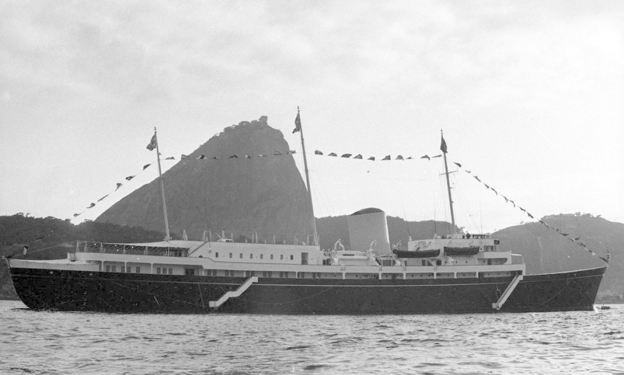 Iate Britannia navega pela Baía de Guanabara, com Pão de Açúcar ao fundo; a bordo da embarcação, o casal real Elizabeth e Philip Foto: Agência O Globo - 08/11/1968