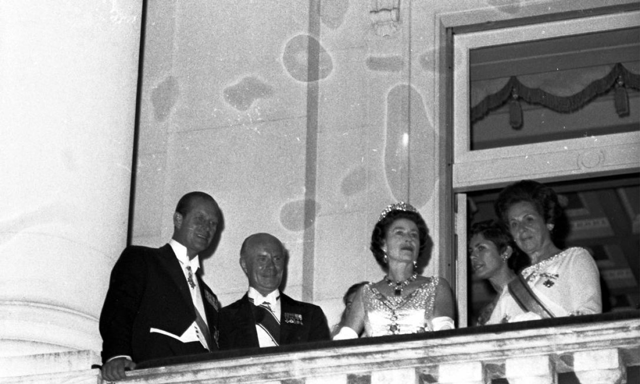 Príncipe Philip e raiinha Elizabeth II em noite de Gala na embaixada Britânica, em Botafogo, Zona Sul do Rio Foto: Arquivo o Globo / Agência O Globo - 9/11/1968
