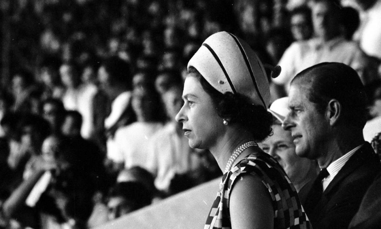 Rainha Elizabeth II e príncipe Philip visitaram o Maracanã para assistir amistoso interestadual Cariocas x Paulistas Foto: Arquivo o Globo / Agência O Globo - 10/11/1968