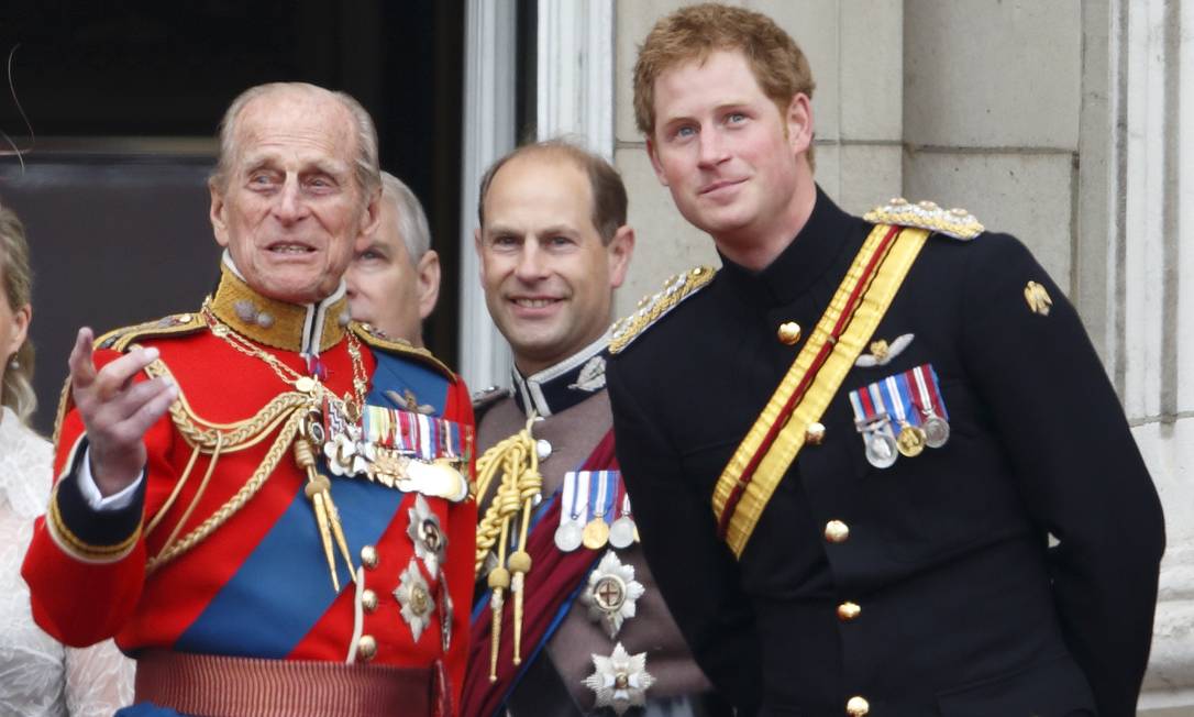 Os príncipes Philip e Harry (à direita) Foto: Max Mumby/Indigo / Getty Images
