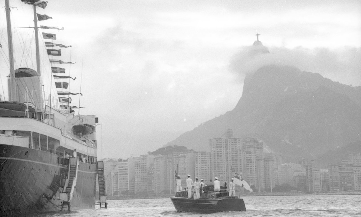 Iate real Britannia atracado na Baía de Guanabara, com o Corcovado ao fundo; navio foi inaugurado em abril de 1953 e aposentado em 1997, virando um navio-museu Foto: Agência O Globo