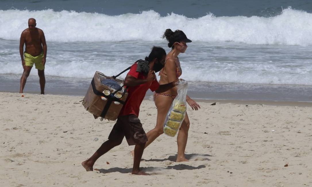Permanência na areia e atividades de ambulantes estão proibidas nas praias mesmo com flexibilização Foto: Fabiano Rocha em 31-03-2021 / Agência O Globo