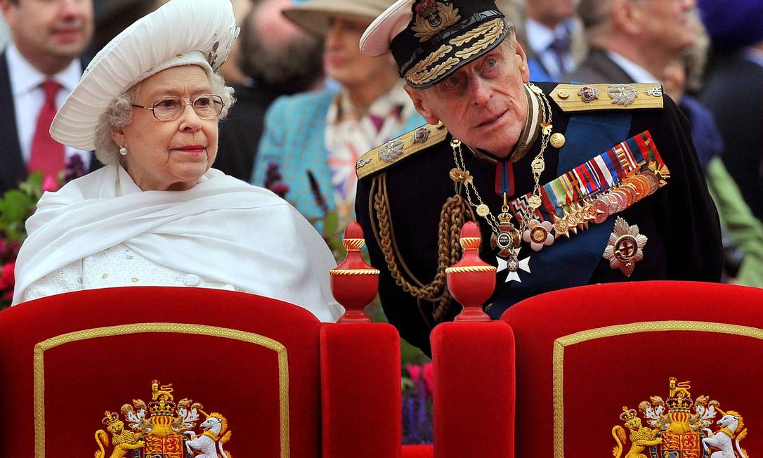 Elizabeth II e príncipe Philip, durante evento em 2012 Foto: JOHN STILLWELL / AFP