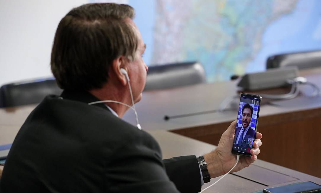 O presidente Jair Bolsonaro conversa com o ministro Fábio Faria, usando a tecnologia 5G Foto: Marcos Corrêa/Presidência