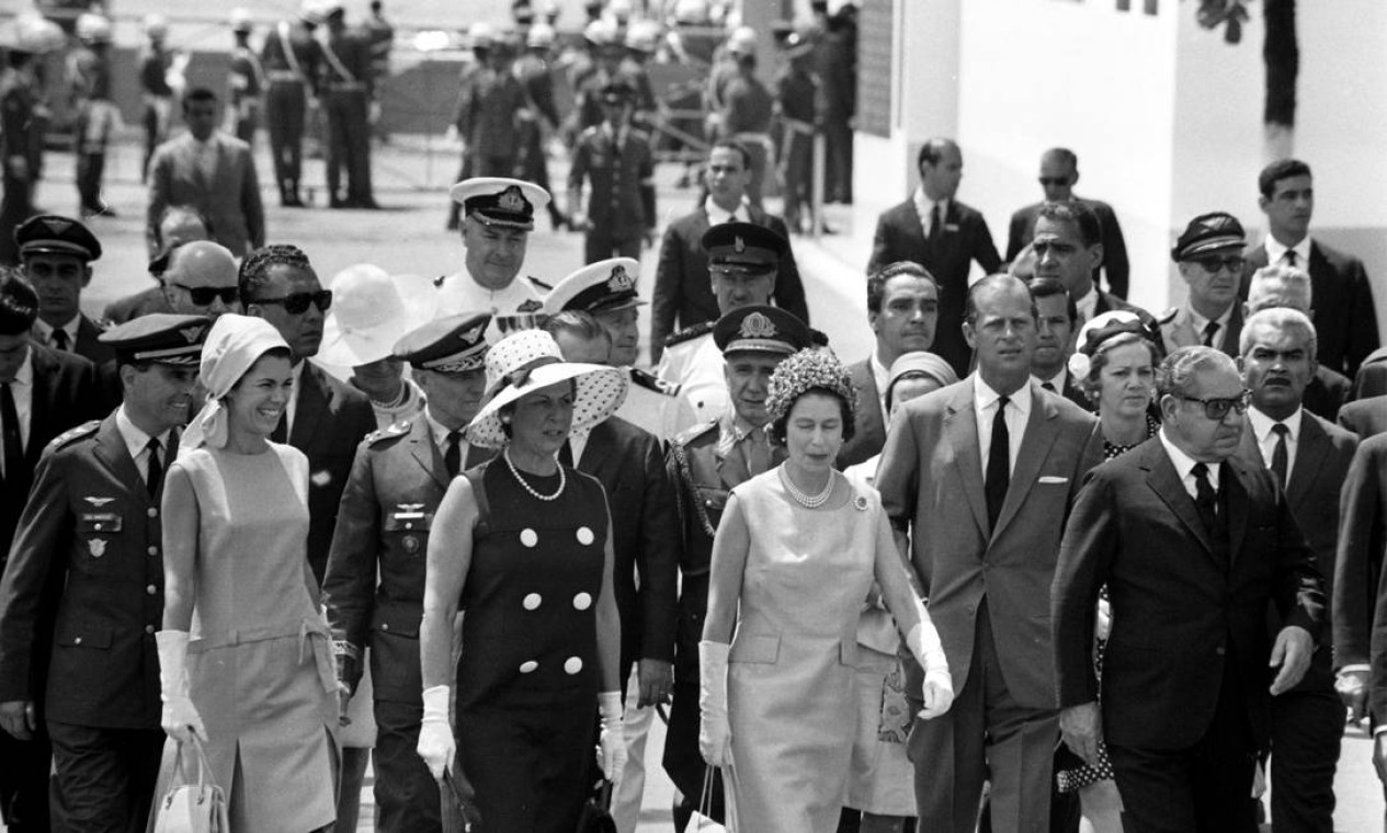 Rainha Elizabeth II e príncipe Philip terminaram a visita ao Brasil no dia 11 de novembro de 1968, embarcando na Base Aérea do Galeão, no Rio de Janeiro, para Santiago, no Chile Foto: Arquivo o Globo / Agência O Globo - 11/11/1968
