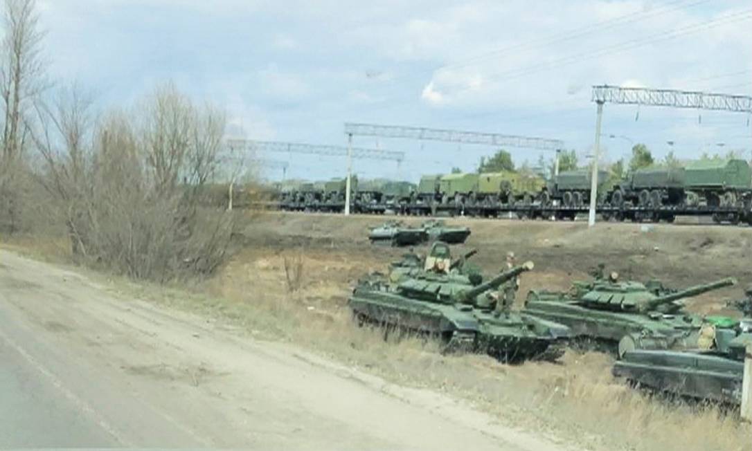 Imagem de vídeo mostra tanques e veículos militares em Maslovka, na região de Voronezh, perto da fronteira com a Ucrânia Foto: REUTERS / REUTERS