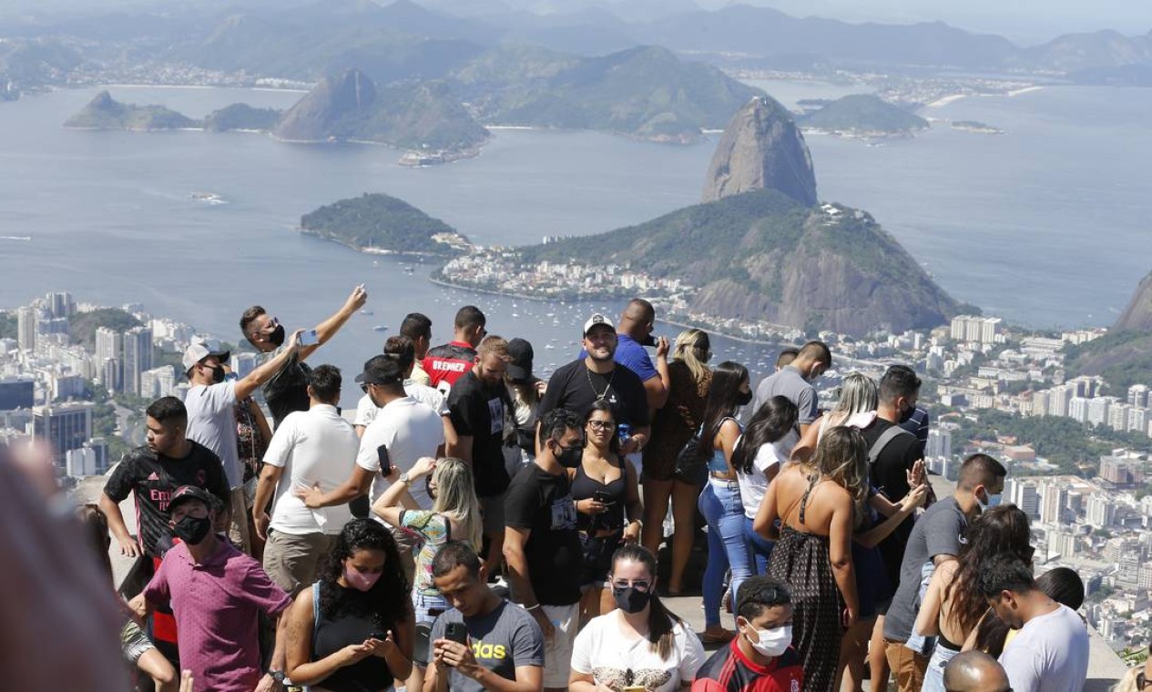Visitantes se aglomeram no mirante do Cristo Redentor Foto: Roberto Moreyra / Agência O Globo