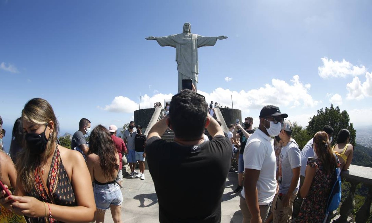 Movimento foi intenso na reabertura do principal cartão-postal do Rio Foto: Roberto Moreyra / Agência O Globo