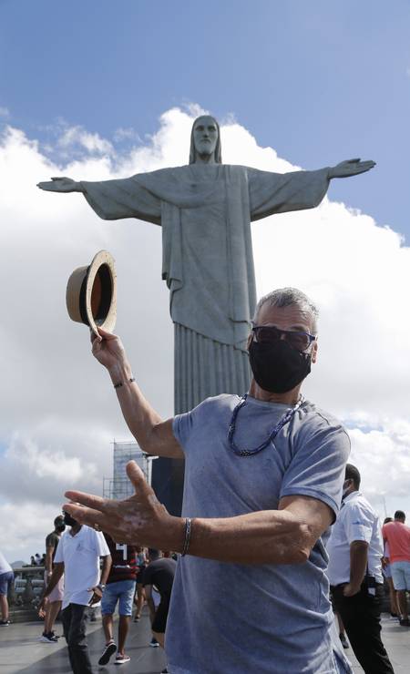 Carlinhos de Jesus, que foi levar um amigo baiano ao Cristo, na reabertura do cartão-postal Foto: Roberto Moreyra / Agência O Globo