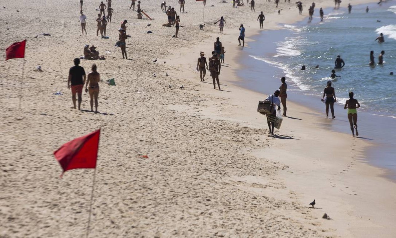 Banhistas e ambulantes circulam normalmente pela praia do Leblon, na Zona Sul, apesar dos decretos restritivos Foto: Maria Isabel Oliveira / Agência O Globo
