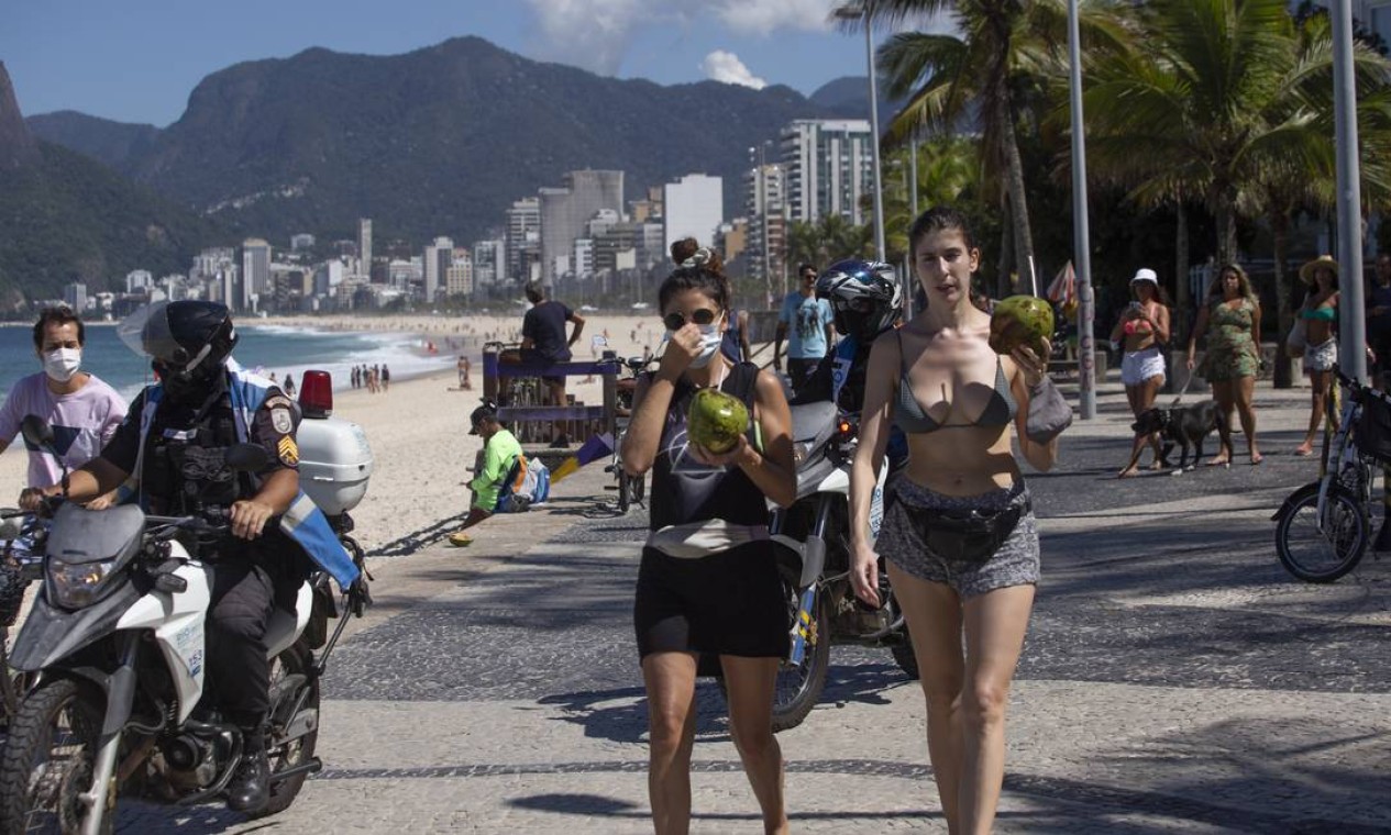 Dia ensolarado atraiu banhistas à praia do Arpoador, em Ipanema Foto: Maria Isabel Oliveira / Agência O Globo