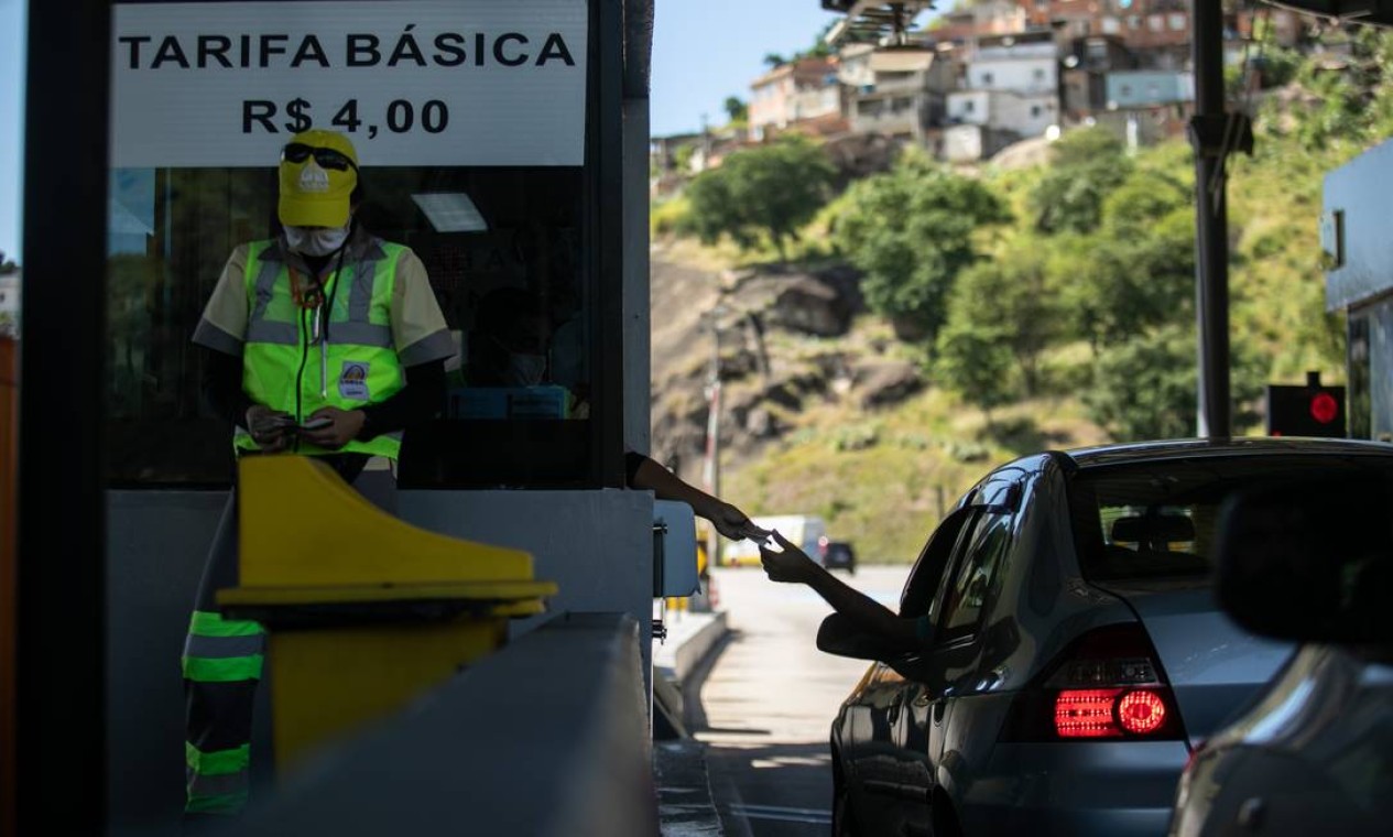 Tarifa praticada é de R$ 4 para carros, por um período de três meses. Motos estão livres da cobrança Foto: Brenno Carvalho / Agência O Globo
