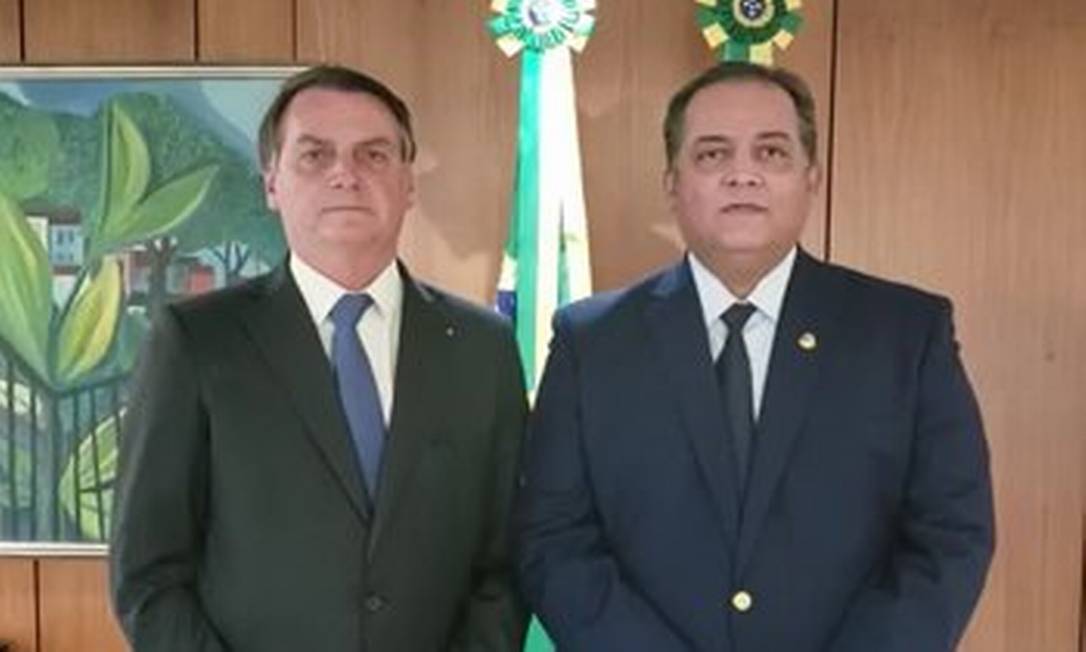O presidente Jair Bolsonaro e o senador Eduardo Gomes, líder do governo no Congresso Foto: Reprodução
