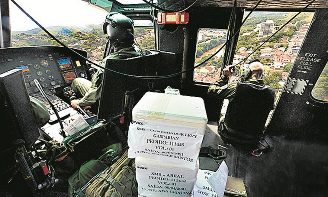 Para o interior: o helicóptero do estado transporta vacina e 'kits de intubação' Foto: Antonio scorza / Agência O Globo