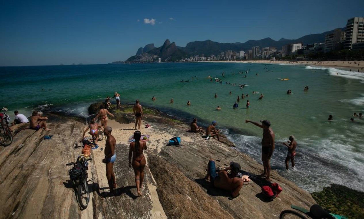 Muitos cariocas aproveitaram o sábado de sol desrespeitando as regras de restrições que visam conter o avanço da Covid-19 na cidade Foto: Brenno Carvalho / Agência O Globo