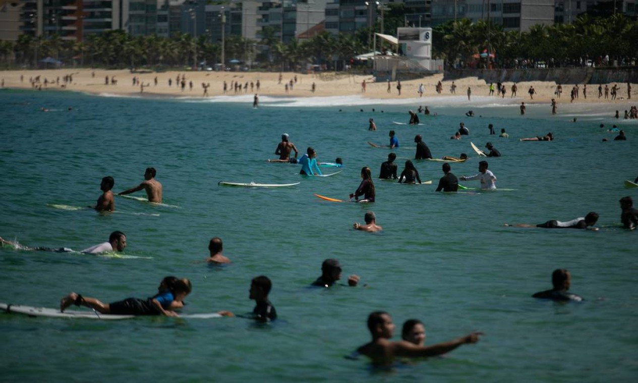 Práticas de esportes individuais estão permitidas, inclusive o surf Foto: Brenno Carvalho / Agência O Globo