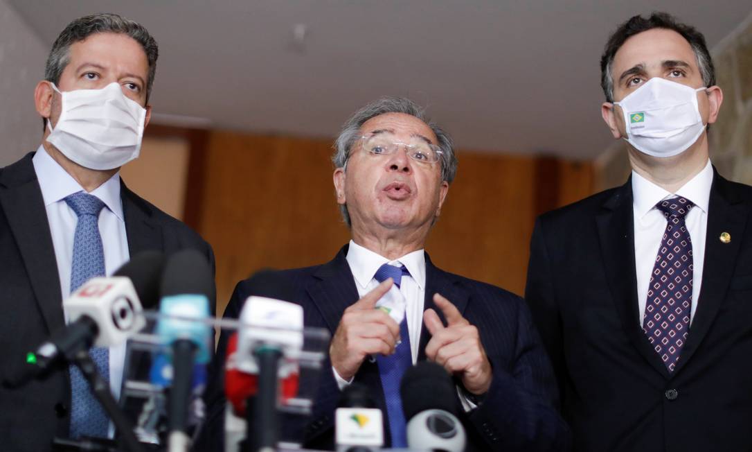 O ministro da Economia, Paulo Guedes, entre os presidentes da Câmara e do Senado, Arthur Lira (PP-AL) e Rodrigo Pachego (DEM-MG) Foto: UESLEI MARCELINO / Reuters
