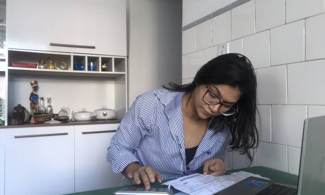 A pedagoga Andressa Ferreira de Paula, de 26 anos, viu os gastos aumentarem e a renda despencar
Foto: O Globo