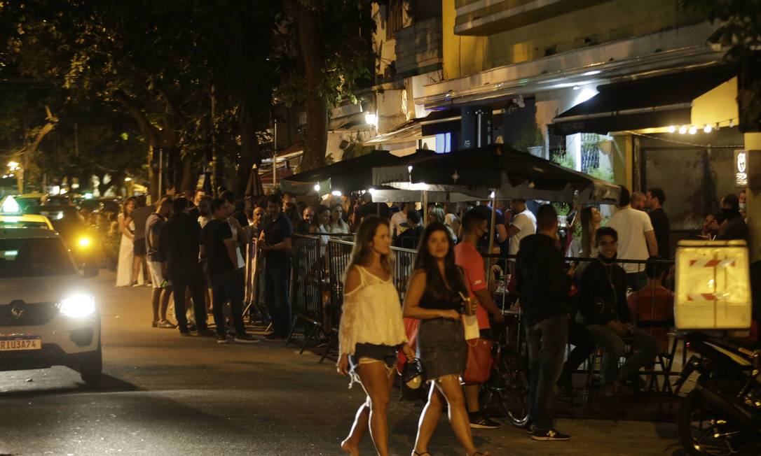 Lotação de bares e restaurantes na Rua Dias Ferreira, no Leblon, tem sido um desafio Foto: Domingos Peixoto em 10-04-2021 / Agência O Globo