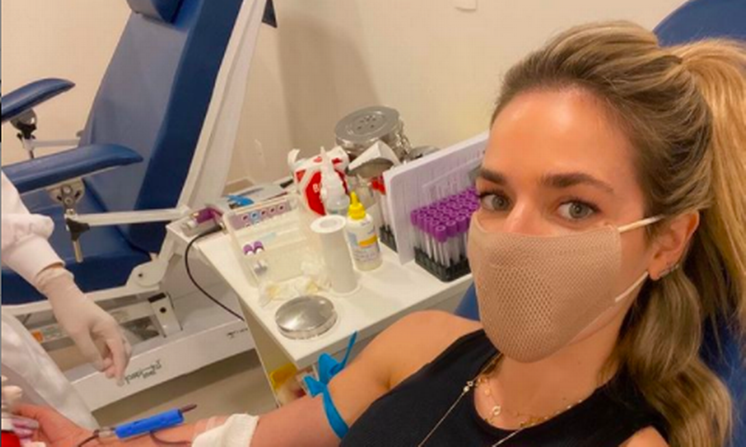 A atriz Monique Alfradique fez doação de sangue para o humorista Paulo Gustavo Foto: Reprodução Instagram