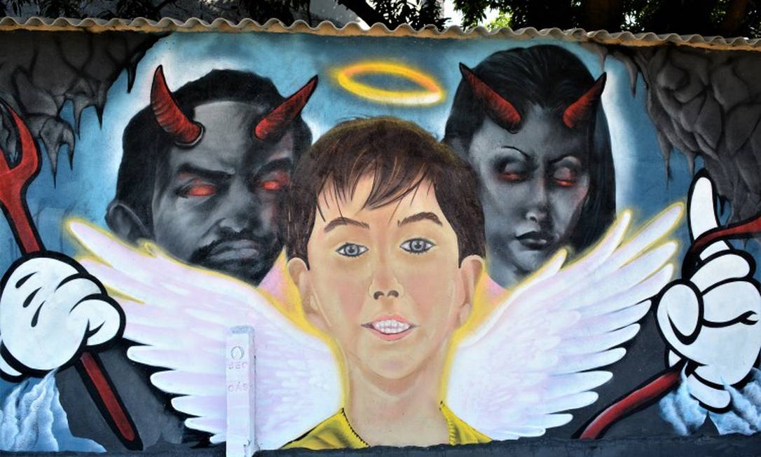 Em mural, Henry aparece como anjo e Dr. Jairinho e a mãe do menino, Monique, são retratados como demônios Foto: Jorge Hely / Agência O Globo