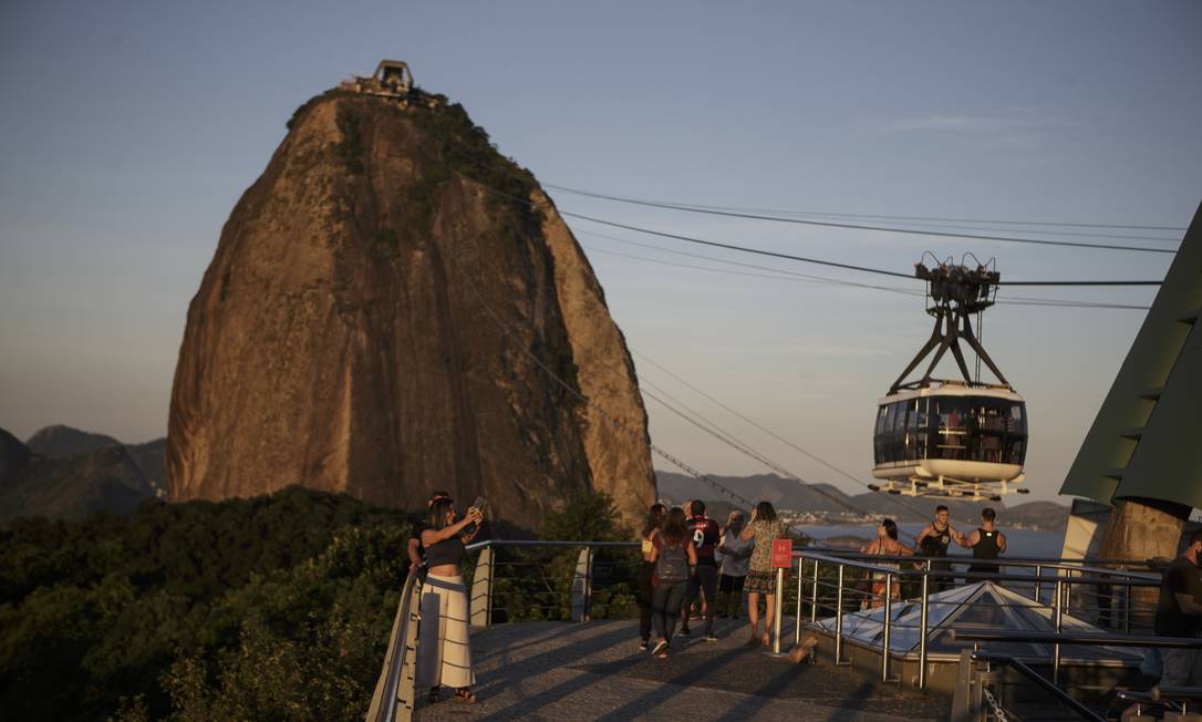 Com a capacidade restrita, bondinho está transportando apenas 26 pessoas por vez Foto: Alexandre Cassiano / Agência O Globo