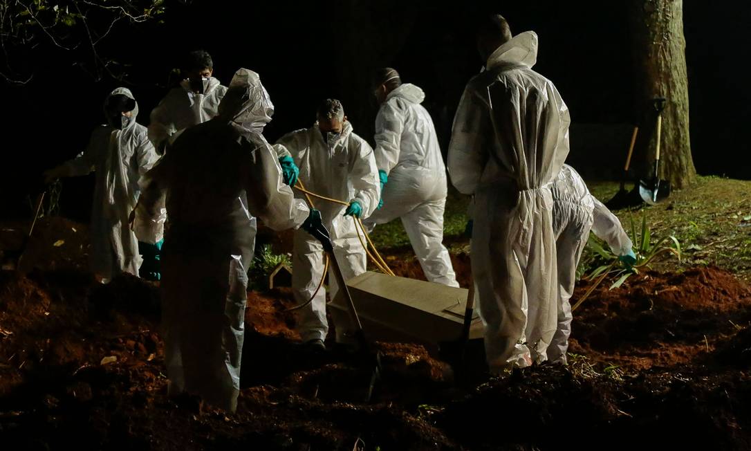 Enterro de vítima de Covid-19 no cemitério de Vila Formosa, em São Paulo. Foto: MIGUEL SCHINCARIOL / AFP