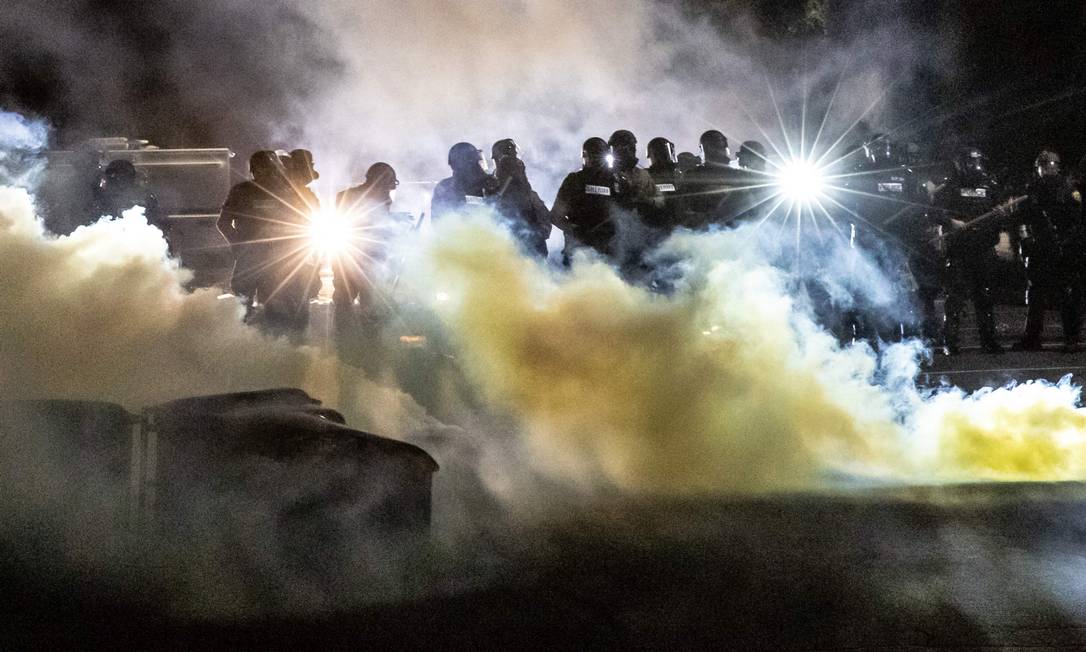 Policiais atiram gás lacrimogêneo e balas de borracha contra multidão em protesto em Minneapolis após morte de mais um negro numa abordagem Foto: KEREM YUCEL / AFP