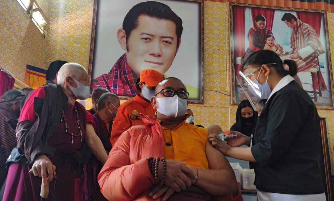 Profissional da saúde é vacinado contra a Covid-19 no Butão Foto: UPASANA DAHAL / AFP